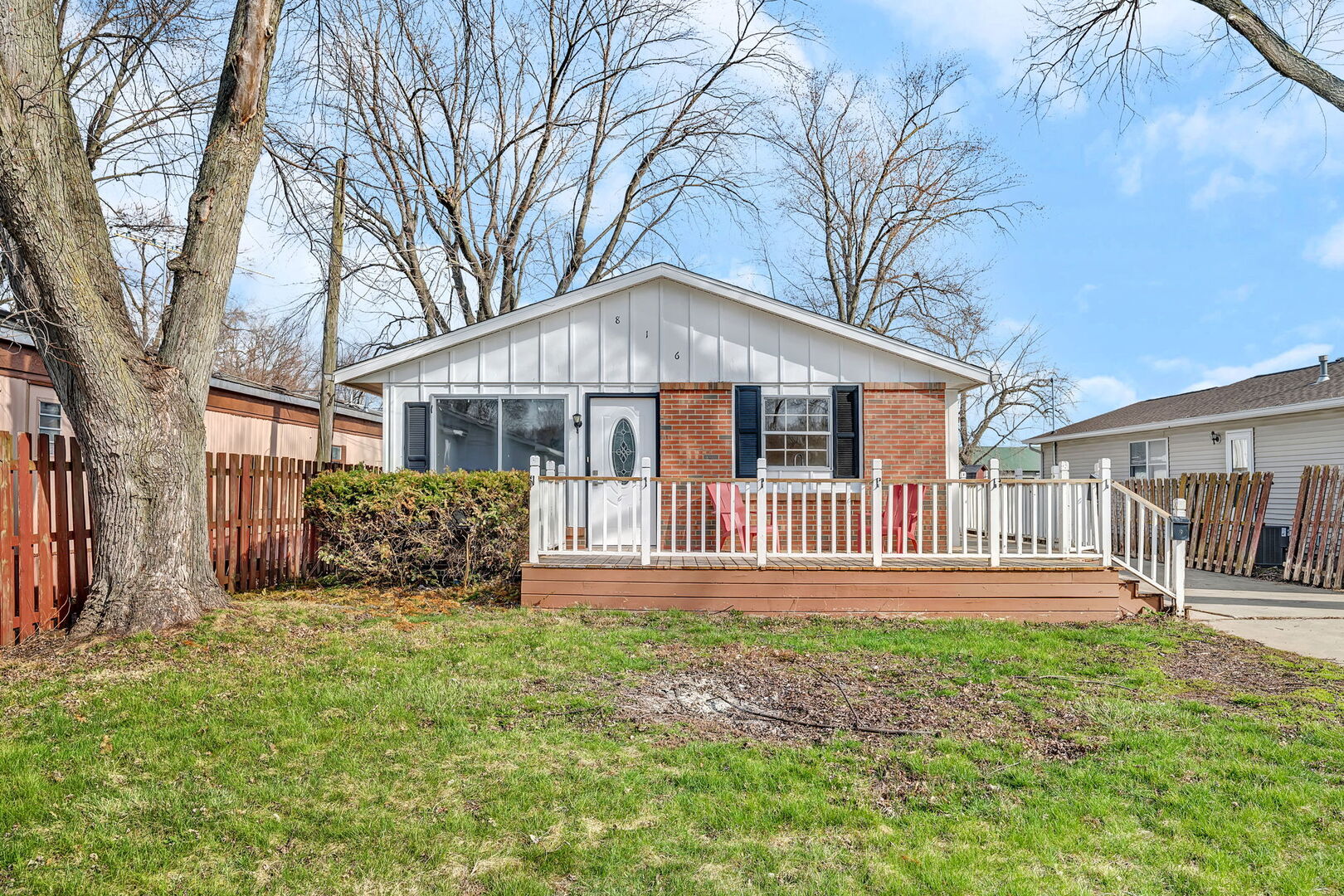 816 2nd Avenue Morris, IL 60450 - Photo 2 of 31 a front view of a house with garden