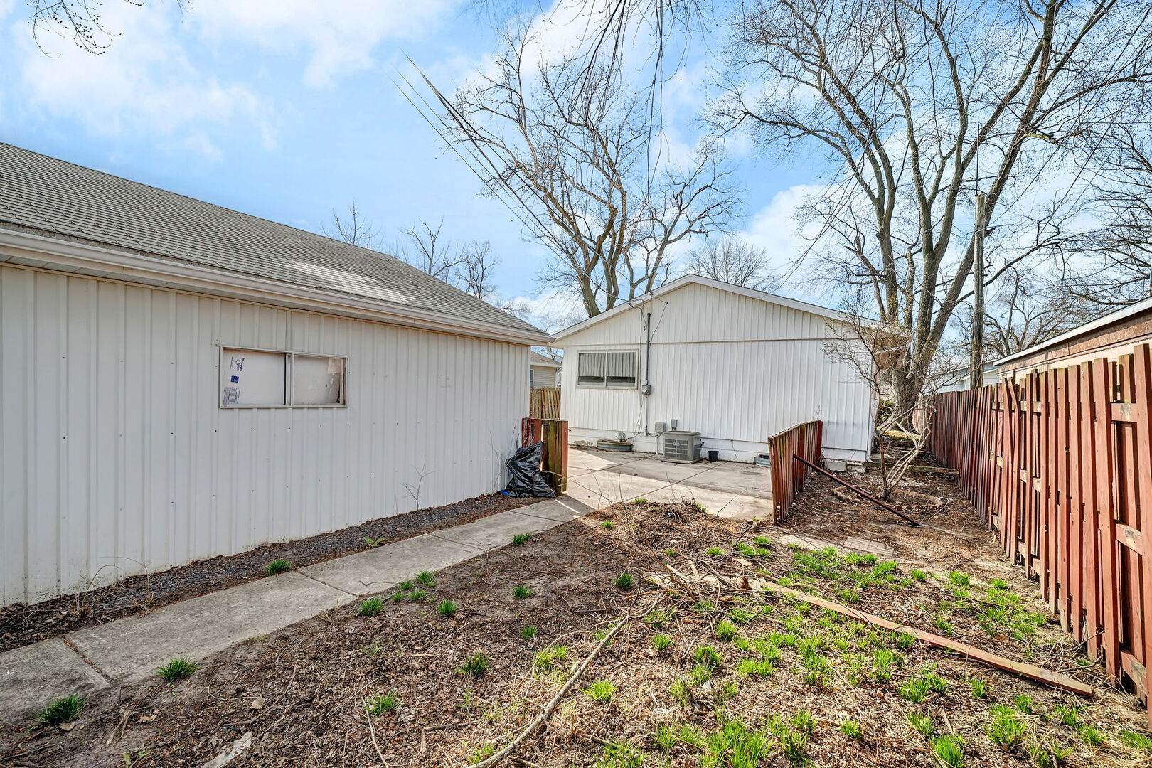 816 2nd Avenue Morris, IL 60450 - Photo 30 of 31 a front view of a house with garden