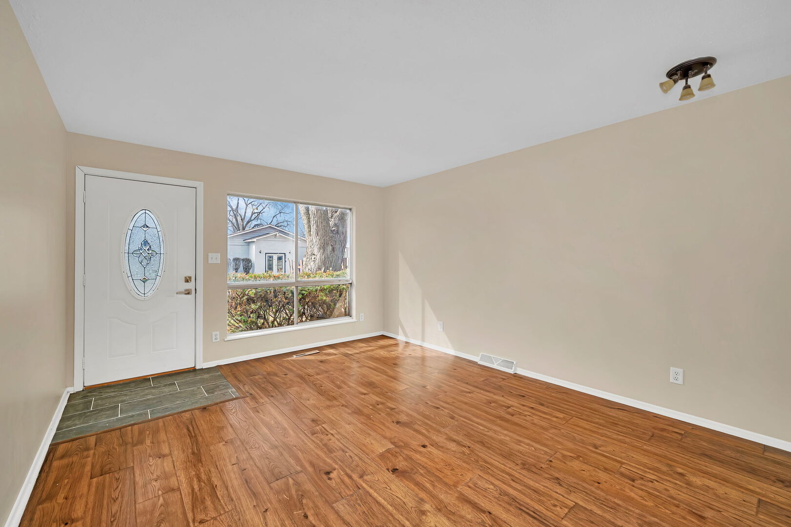 816 2nd Avenue Morris, IL 60450 - Photo 7 of 31 a view of an empty room with wooden floor and a window