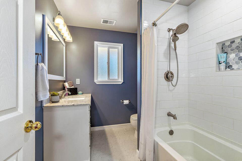 255 Queens Branch Road Rogue River, OR 97537 - Photo 25 of 60 Upstairs bath