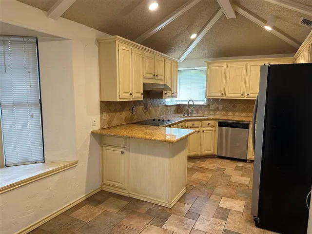 $2,595 | 620 Stone Canyon Drive, Irving, TX 75063