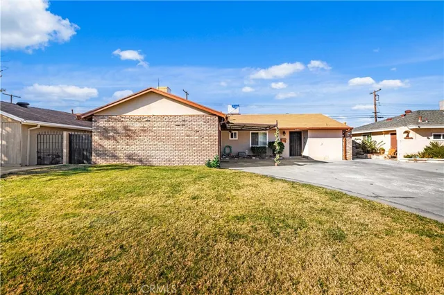 a front view of house with yard