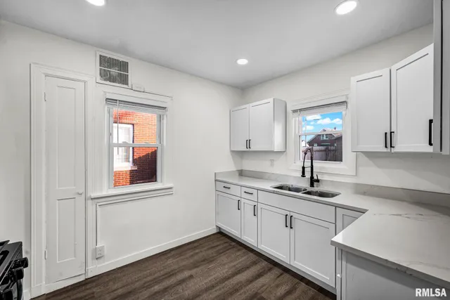 $185,000 | 812 East Seneca Place, Peoria, IL 61603