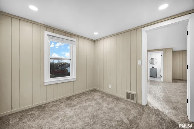 $185,000 | 812 East Seneca Place, Peoria, IL 61603