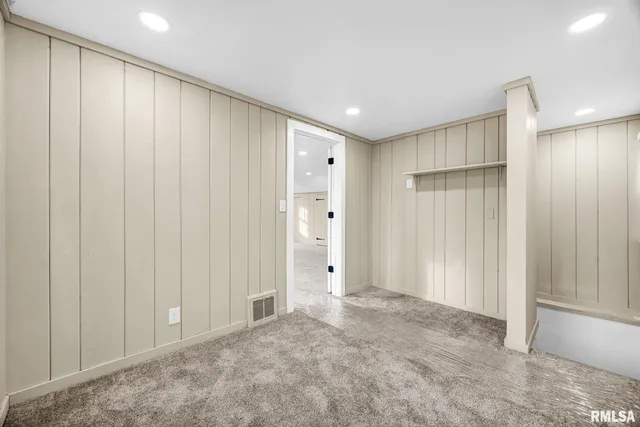 $185,000 | 812 East Seneca Place, Peoria, IL 61603