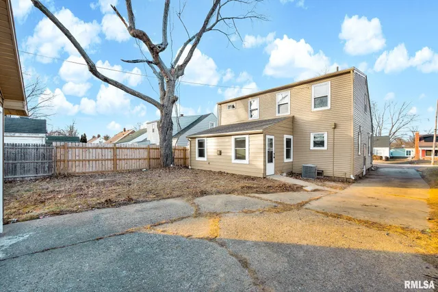 $185,000 | 812 East Seneca Place, Peoria, IL 61603