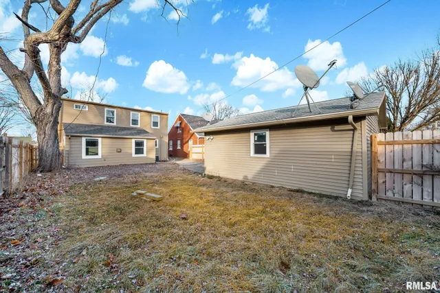 $185,000 | 812 East Seneca Place, Peoria, IL 61603