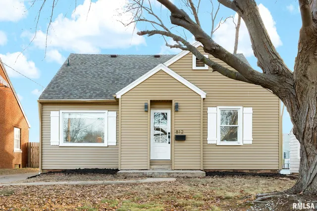 $185,000 | 812 East Seneca Place, Peoria, IL 61603