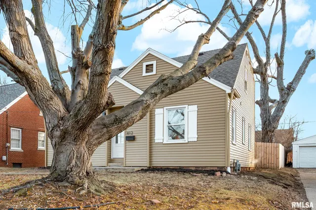 $185,000 | 812 East Seneca Place, Peoria, IL 61603