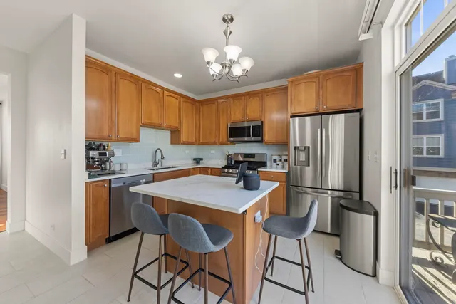 $430,000 | 1081 Bartholdi Court, Carol Stream, IL 60188