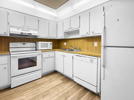 $1,700 | 919 Hillcrest Drive, Unit 511, Hollywood, FL 33021