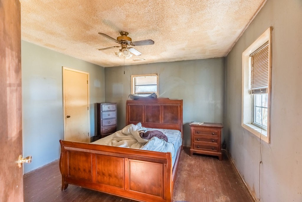 7560 Old Madisonville Road Hopkinsville, KY 42240 - Photo 22 of 31 a bed room with a bed and a window