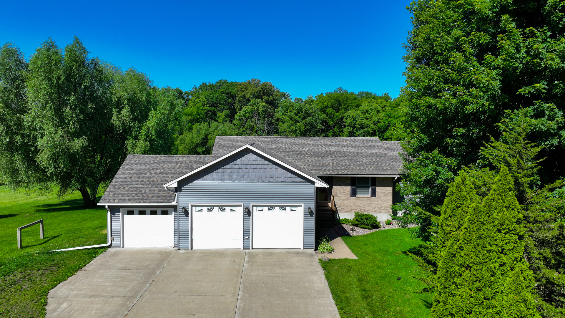 681 West Deer Creek Road Clinton, IA 52732 - Photo 1 of 51
