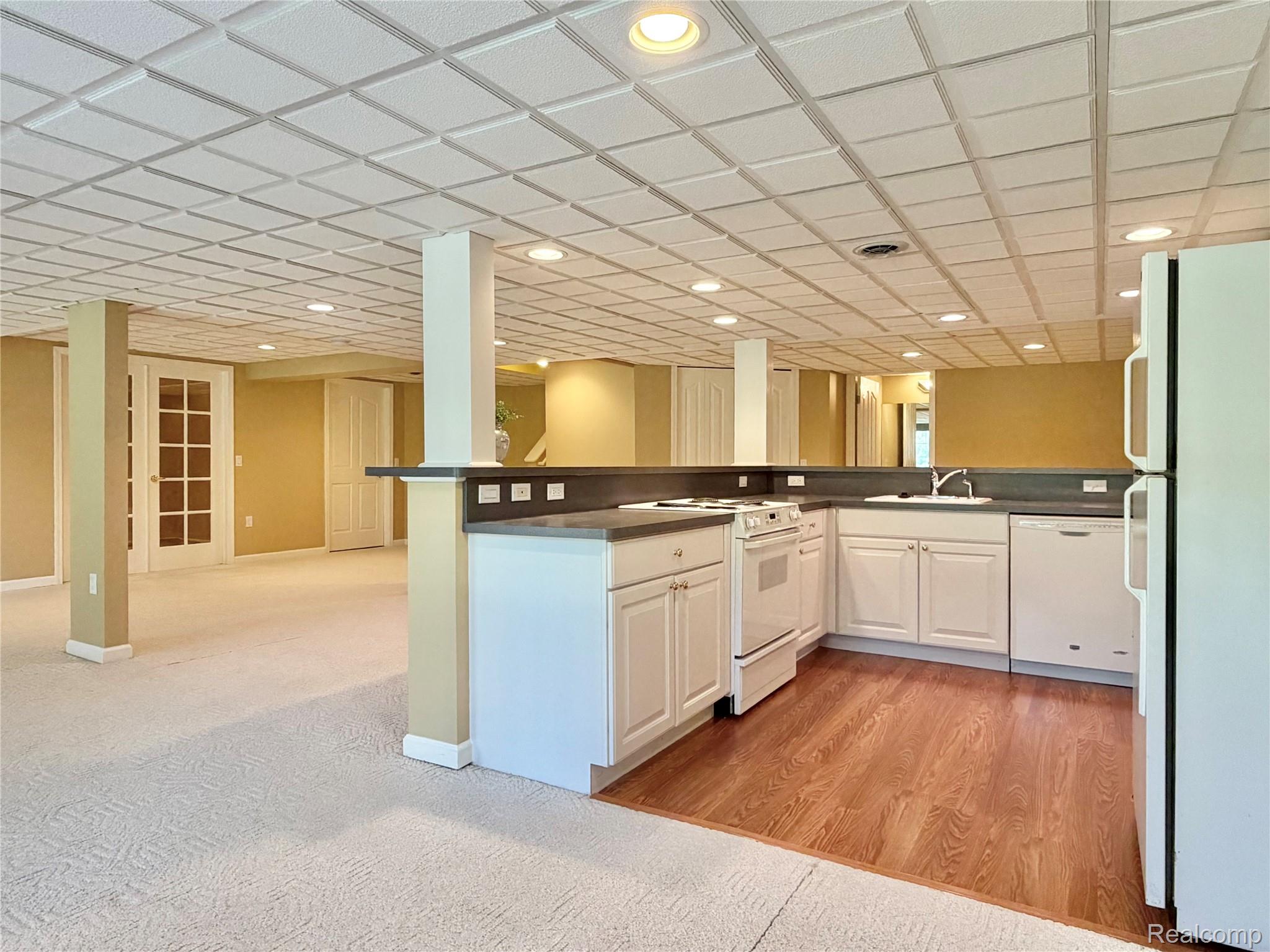 1627 Boulder Court Rochester, MI 48306 - Photo 32 of 44 Full kitchen
