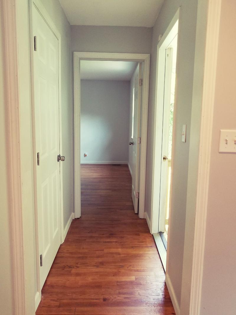 108 Cedar Lane Oak Ridge, TN 37830 - Photo 22 of 34 Hallway to Owner's suite