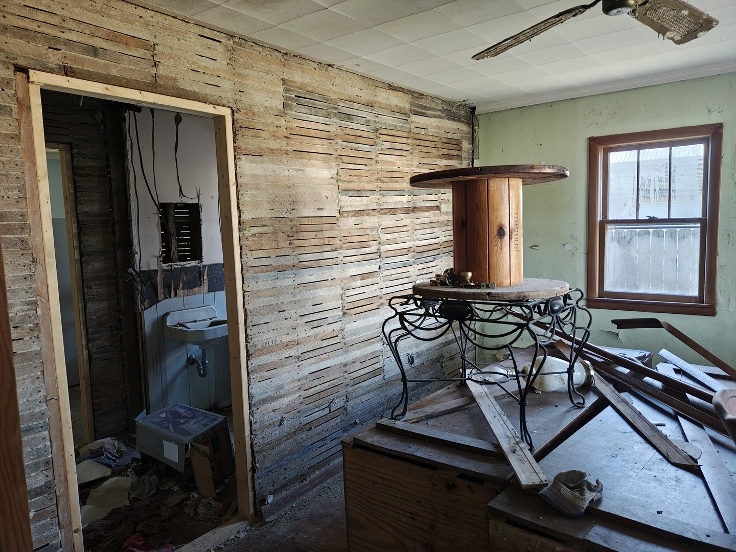 706 East 8th Street Metropolis, IL 62960 - Photo 15 of 33 a room with musical instruments