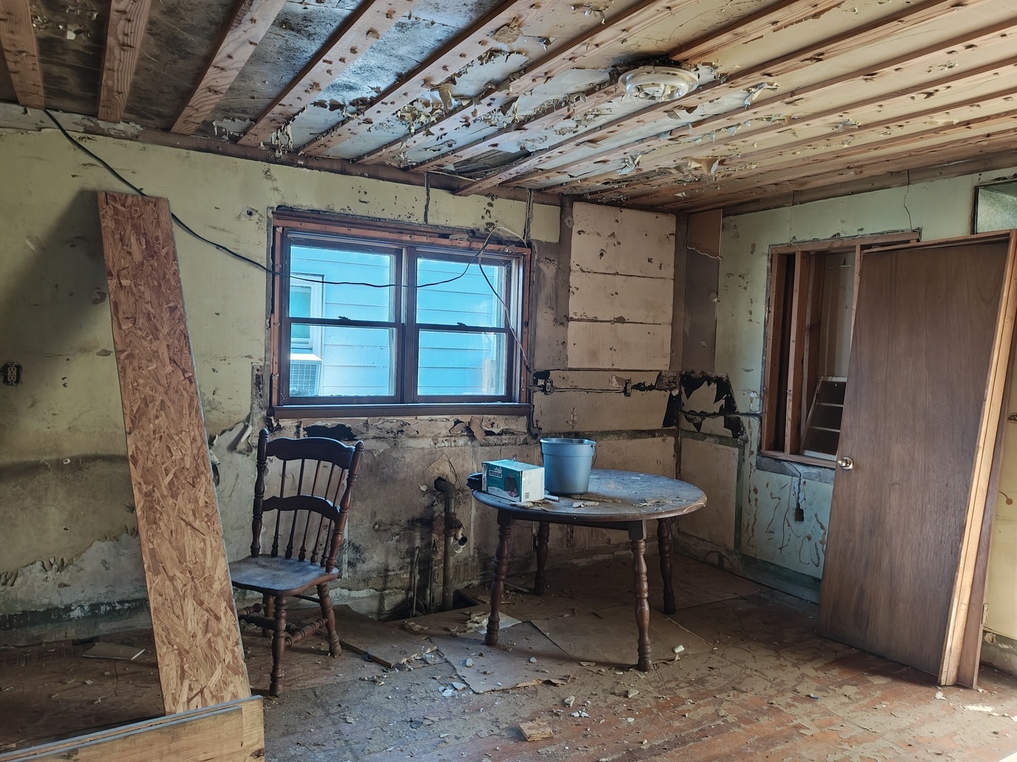 706 East 8th Street Metropolis, IL 62960 - Photo 19 of 33 a room with table and chairs