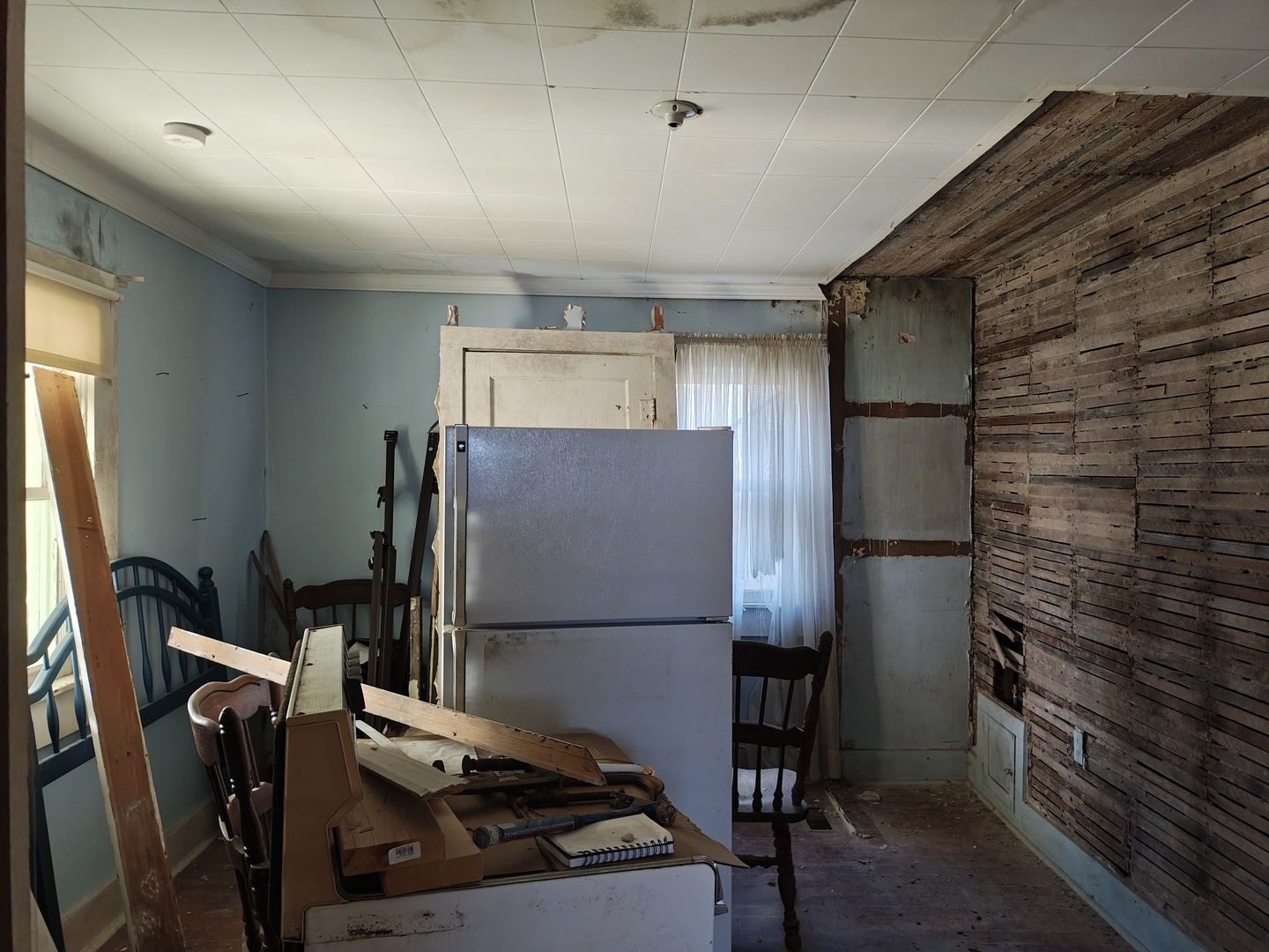 706 East 8th Street Metropolis, IL 62960 - Photo 23 of 33 a kitchen with a refrigerator and a stove