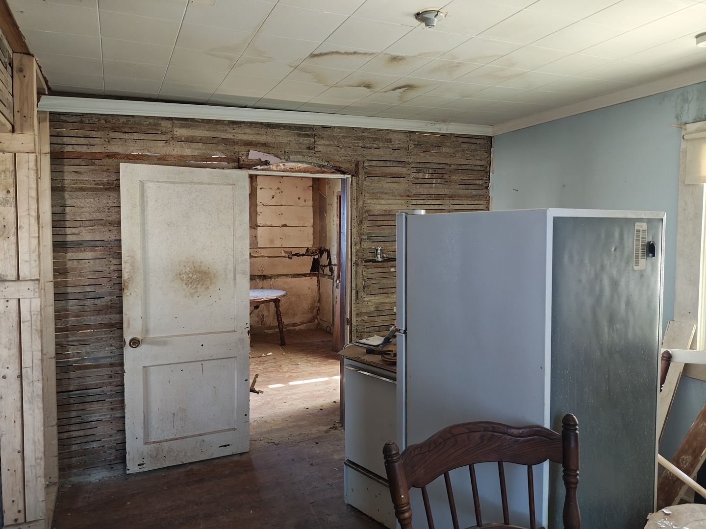 706 East 8th Street Metropolis, IL 62960 - Photo 24 of 33 a view of a refrigerator in kitchen and an empty room