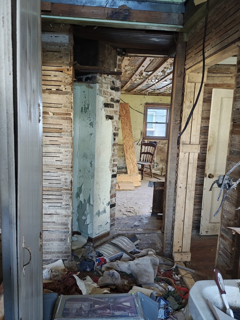 706 East 8th Street Metropolis, IL 62960 - Photo 27 of 33 a living room with furniture and a fireplace