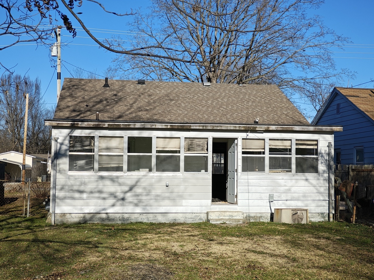 706 East 8th Street Metropolis, IL 62960 - Photo 5 of 33 a view of a house with a yard