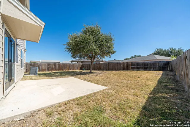 a view of a backyard