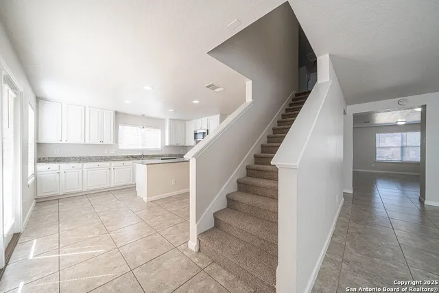 a view of entryway and kitchen