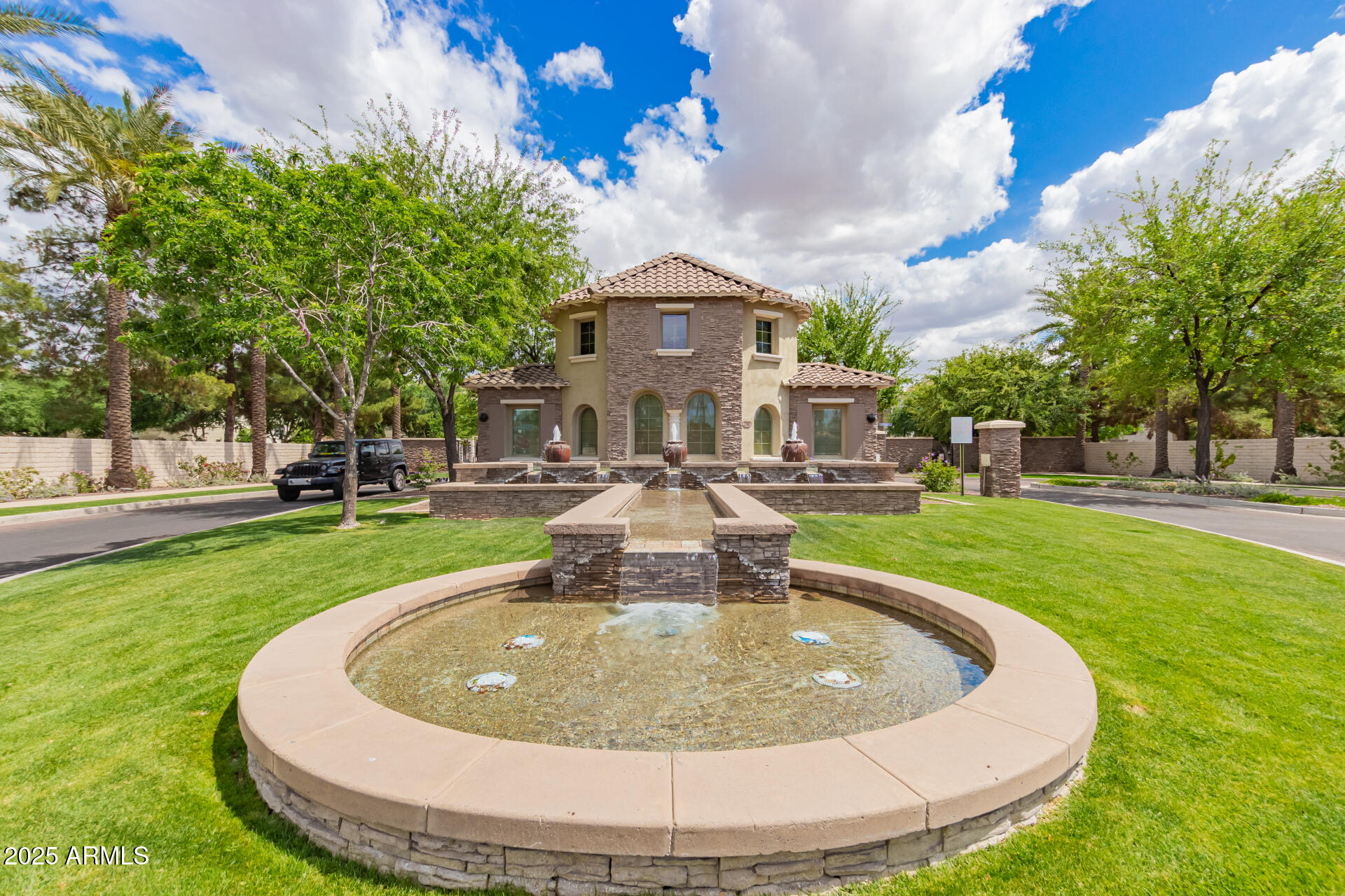 1851 East Frye Road, Unit 101 Gilbert, AZ 85295 - Photo 27 of 37 a view of a fountain in the front of a house