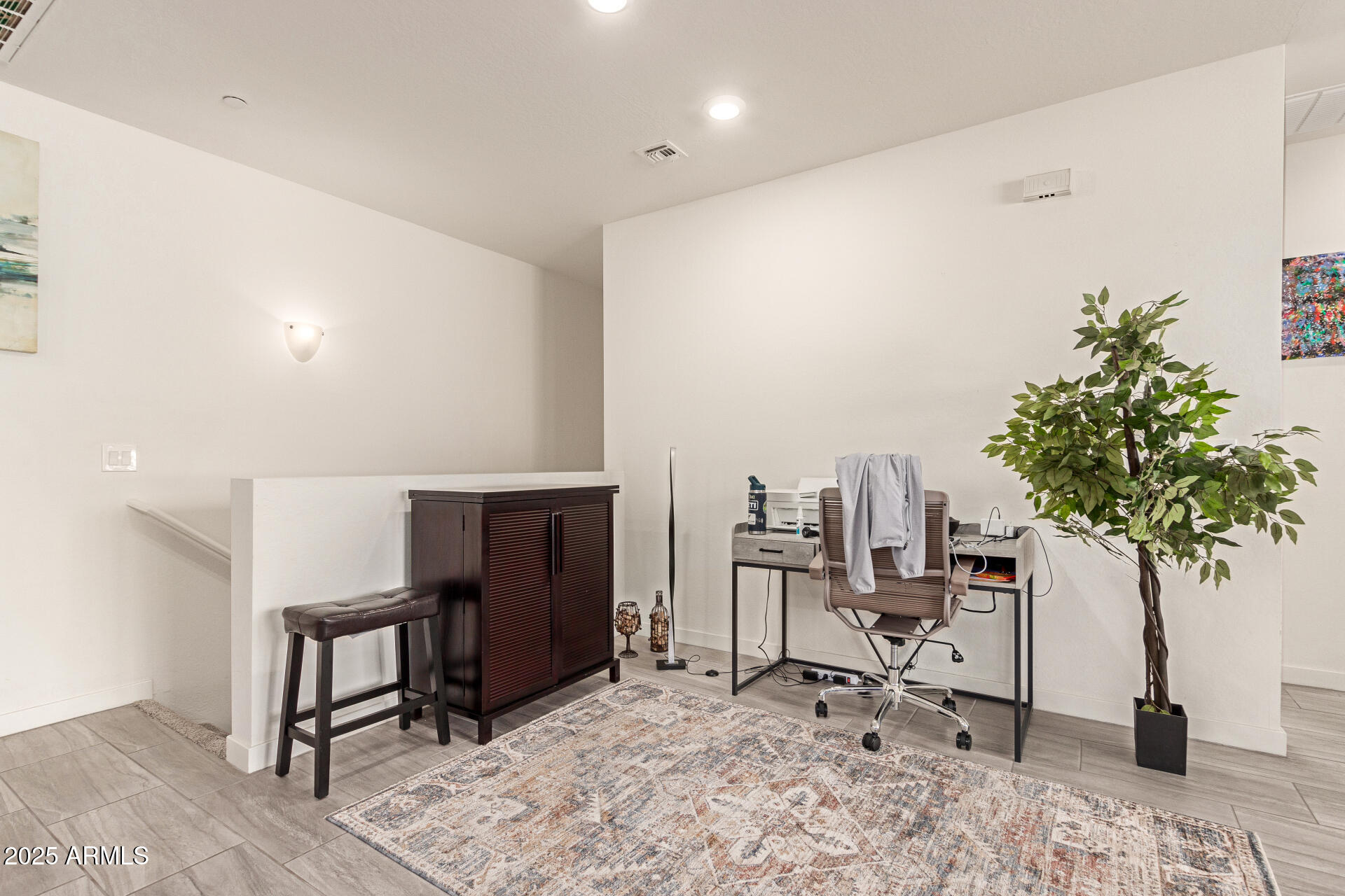 1851 East Frye Road, Unit 101 Gilbert, AZ 85295 - Photo 5 of 37 a view of a livingroom with furniture and a potted plant