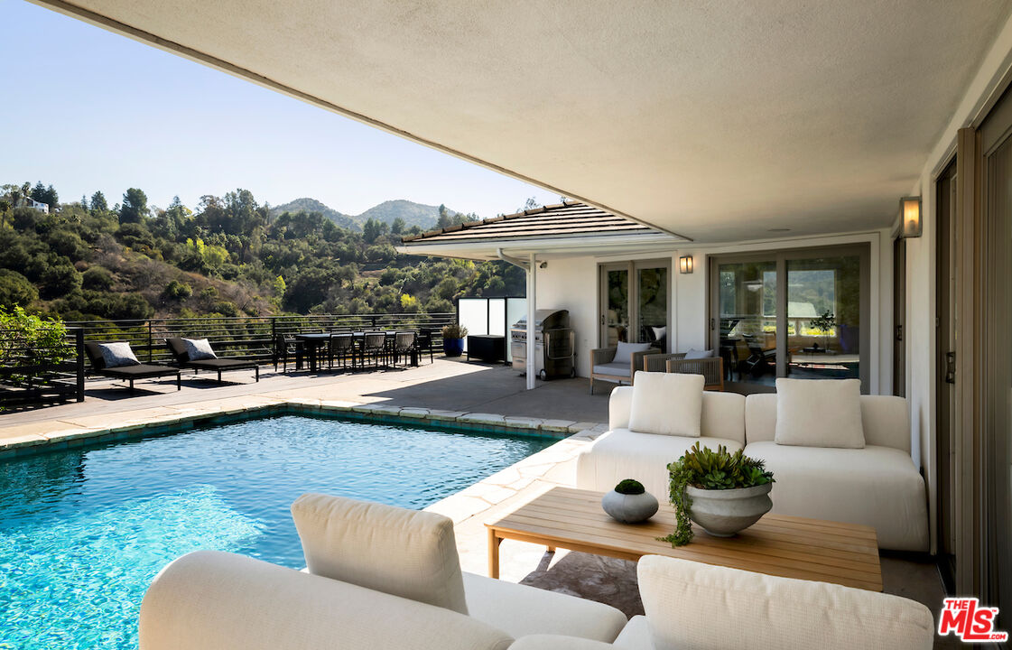 2547 Hutton Drive Beverly Hills, CA 90210 - Photo 3 of 42