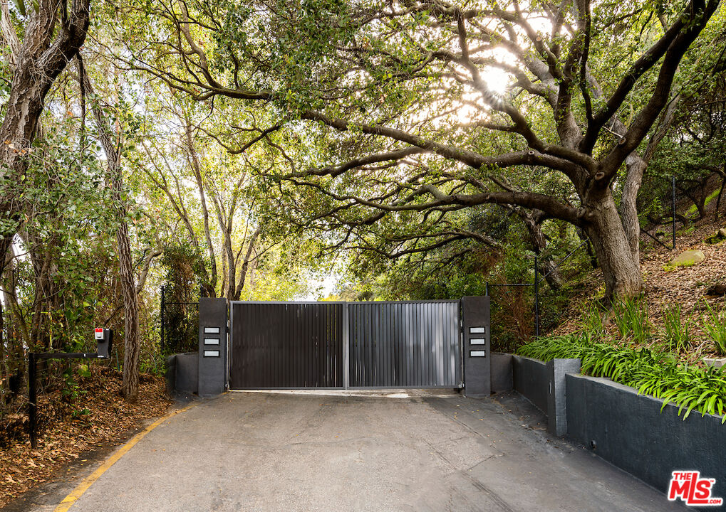 2547 Hutton Drive Beverly Hills, CA 90210 - Photo 5 of 42