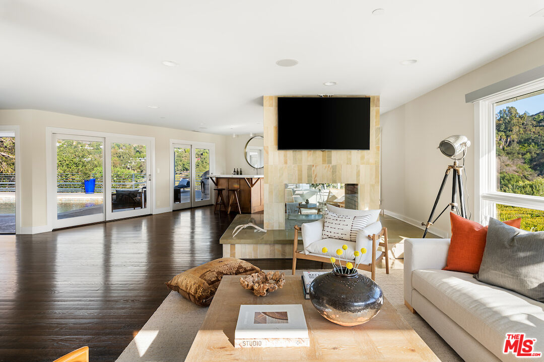 2547 Hutton Drive Beverly Hills, CA 90210 - Photo 8 of 42