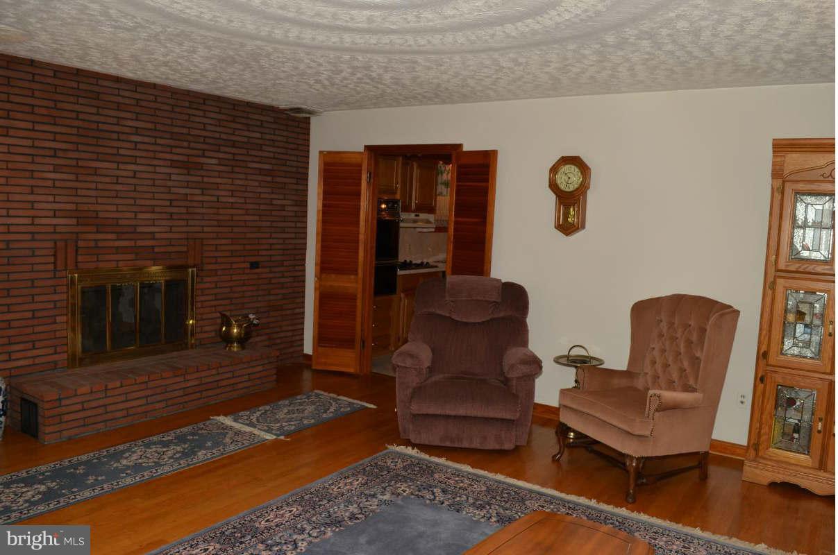 225 Chelsea Road Pasadena, MD 21122 - Photo 7 of 15 Living Room