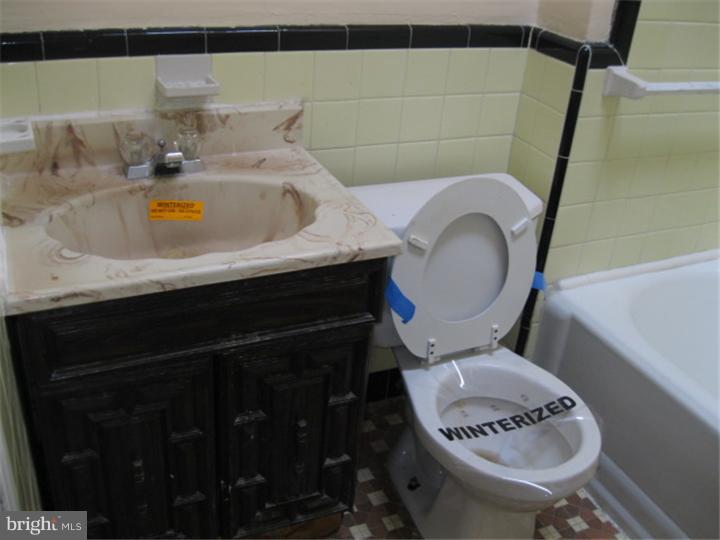 337 Hampden Road Upper Darby, PA 19082 - Photo 6 of 8 Bathroom