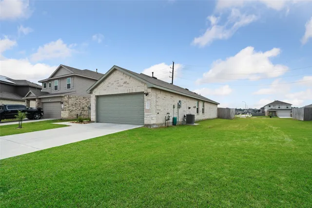a view of a yard in front of a house