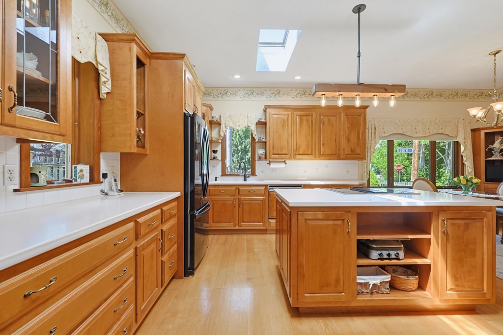 665 South Street Walpole, MA 02081 - Photo 9 of 40