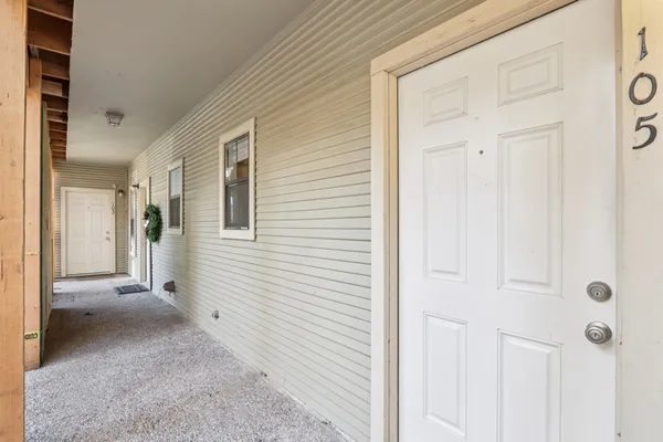 a view of entryway with livingroom