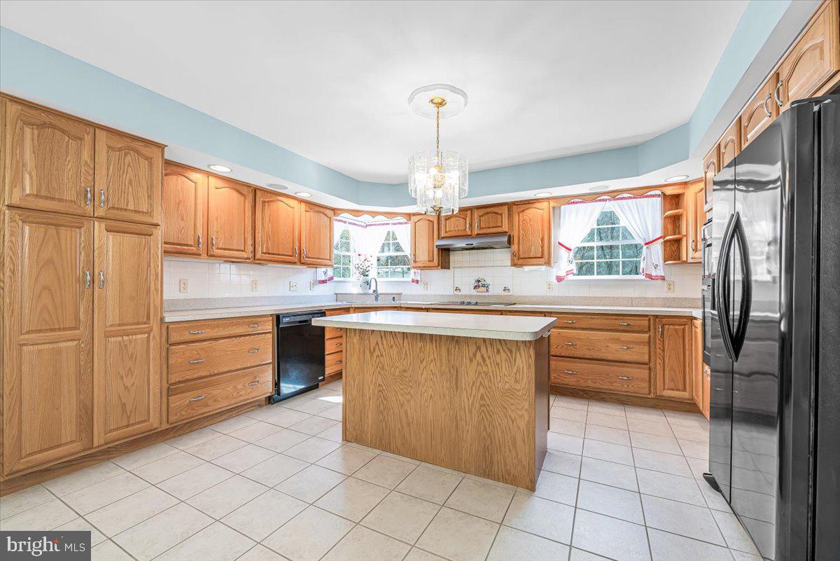 19626 Garretts Mill Road Knoxville, MD 21758 - Photo 16 of 38 a kitchen with stainless steel appliances granite countertop a refrigerator and a sink
