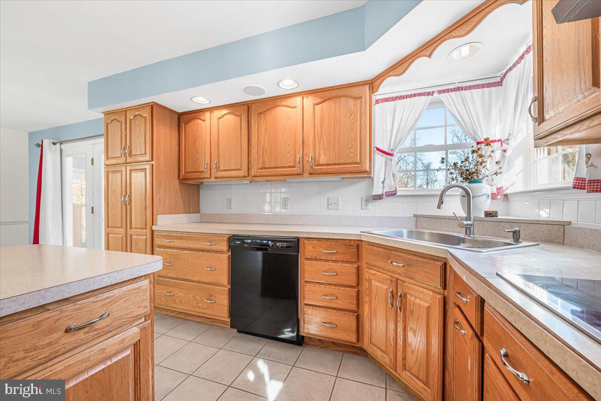 19626 Garretts Mill Road Knoxville, MD 21758 - Photo 18 of 38 a kitchen with stainless steel appliances granite countertop a sink and cabinets