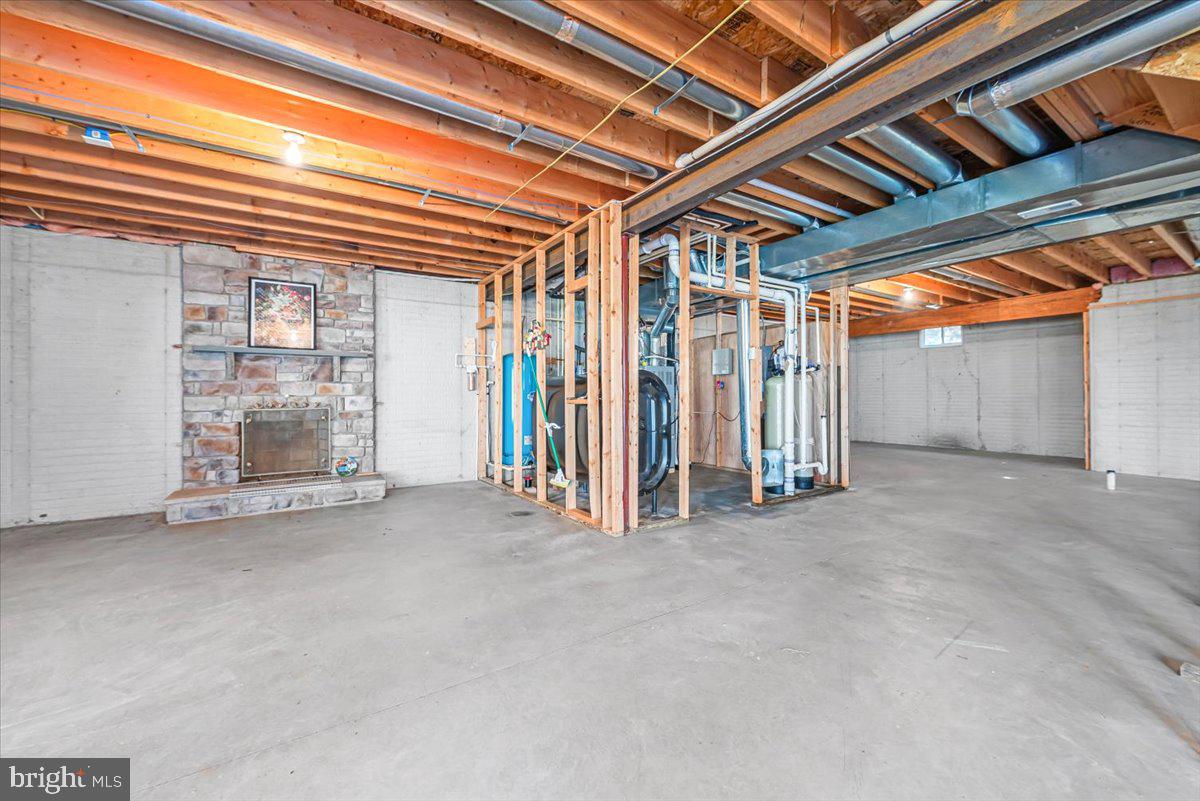 19626 Garretts Mill Road Knoxville, MD 21758 - Photo 29 of 38 a view of an empty room with a balcony