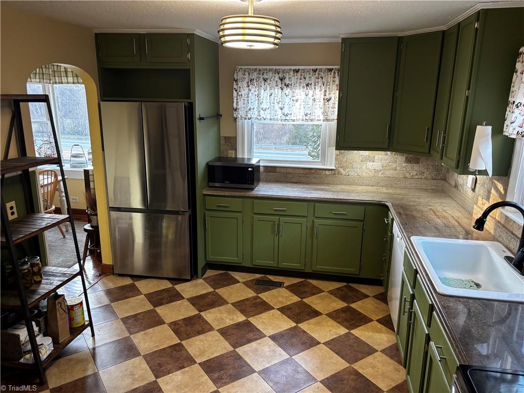 3391 Asbury Road Mount Airy, NC 27030 - Photo 10 of 39 Kitchen