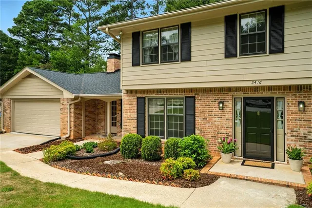 a view of a house with yard and plants