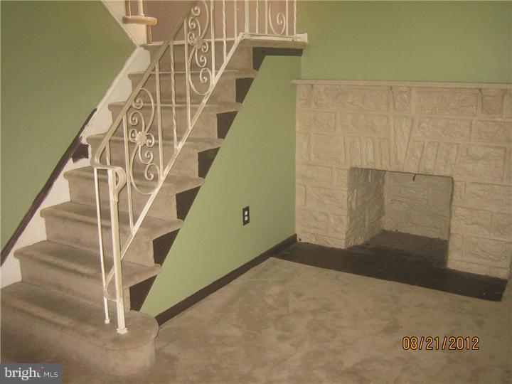15 Harvin Road Upper Darby, PA 19082 - Photo 3 of 12 Living Room