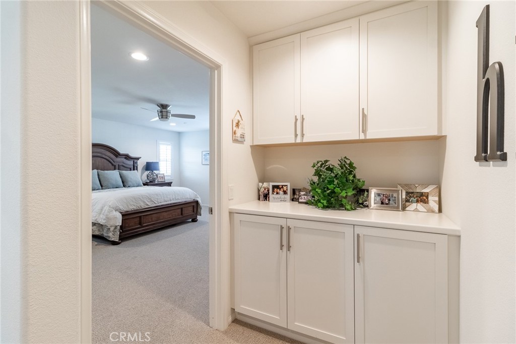 1827 Montecito Lane Redlands, CA 92374 - Photo 37 of 60 a bedroom with a bed and a potted plant