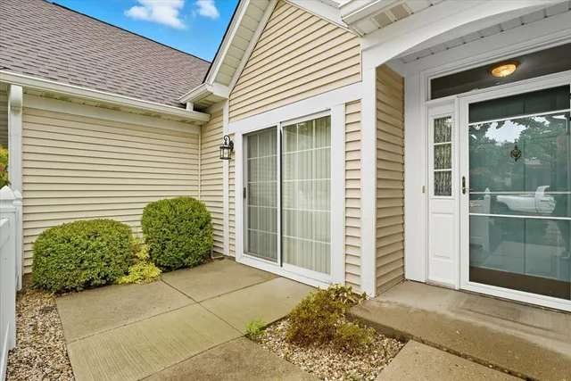 $297,000 | 2346 Ashbrook Lane, Grayslake, IL 60030