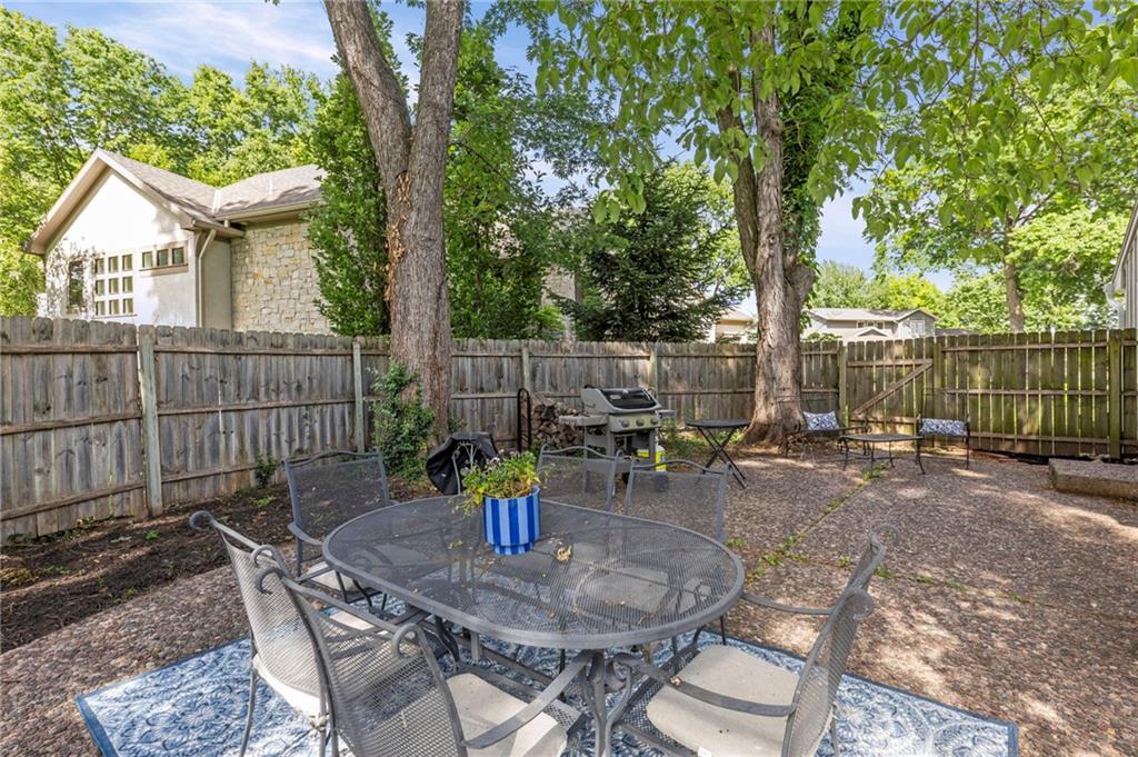 9718 Belinder Road Leawood, KS 66206 - Photo 22 of 23