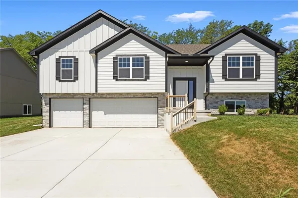 $367,900 | 1320 North Holland Court, Independence, MO 64056