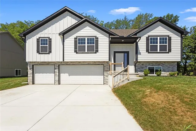 $375,000 | 1320 North Holland Court, Independence, MO 64056