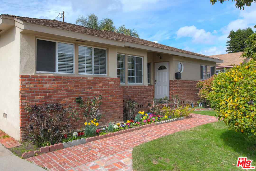 a front view of house with yard