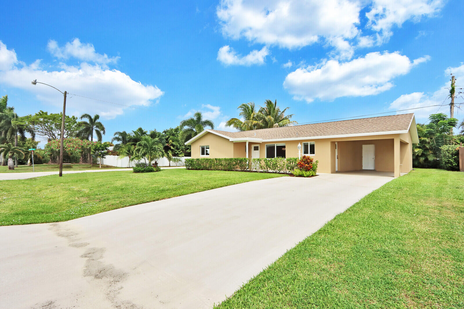 1615 Venus Avenue Jupiter, FL 33469 - Photo 3 of 24 Front Yard